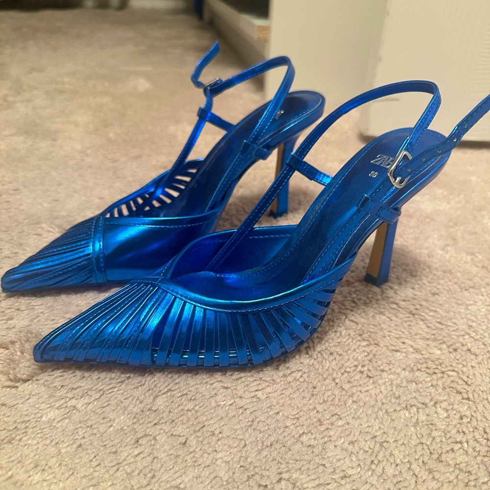 NEVER WORN! Blue metallic pointed heels